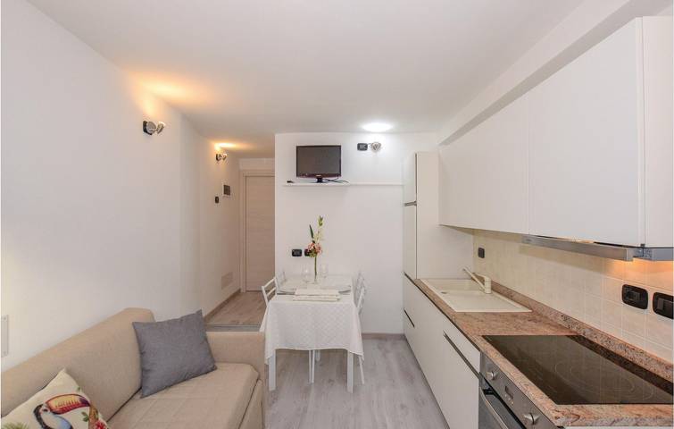 Ganze Ferienwohnung, Idro Sky Loft: WiFi, Küche, 2.5km zur Stadt. in Baitoni, Bondone
