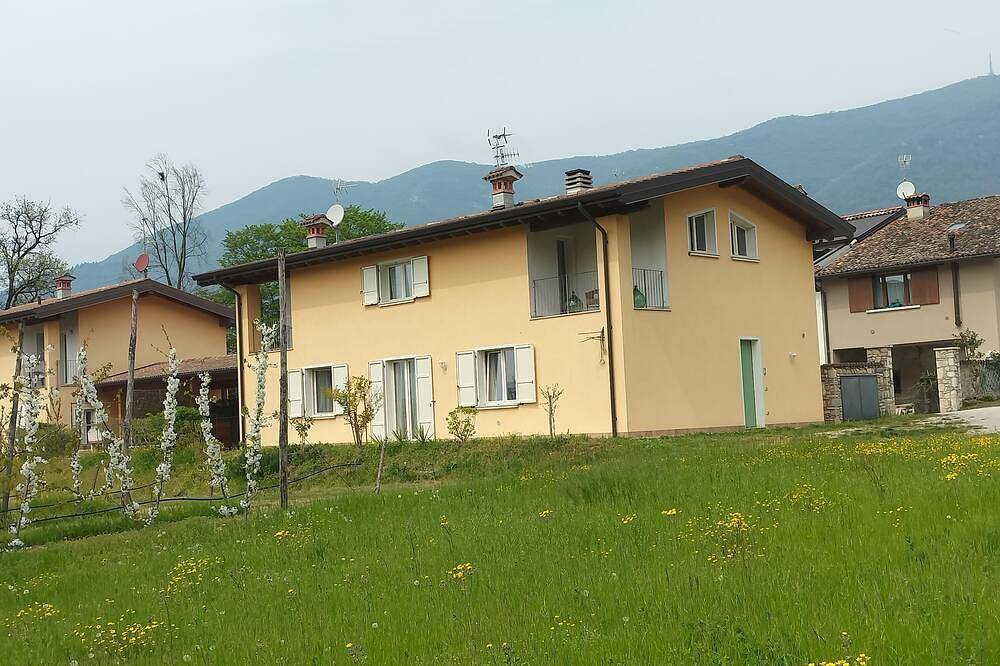Ganze Wohnung, Auf dem Land, 7 km vom Gardasee entfernt. in Villanuova sul Clisi, Gardasee-Berge