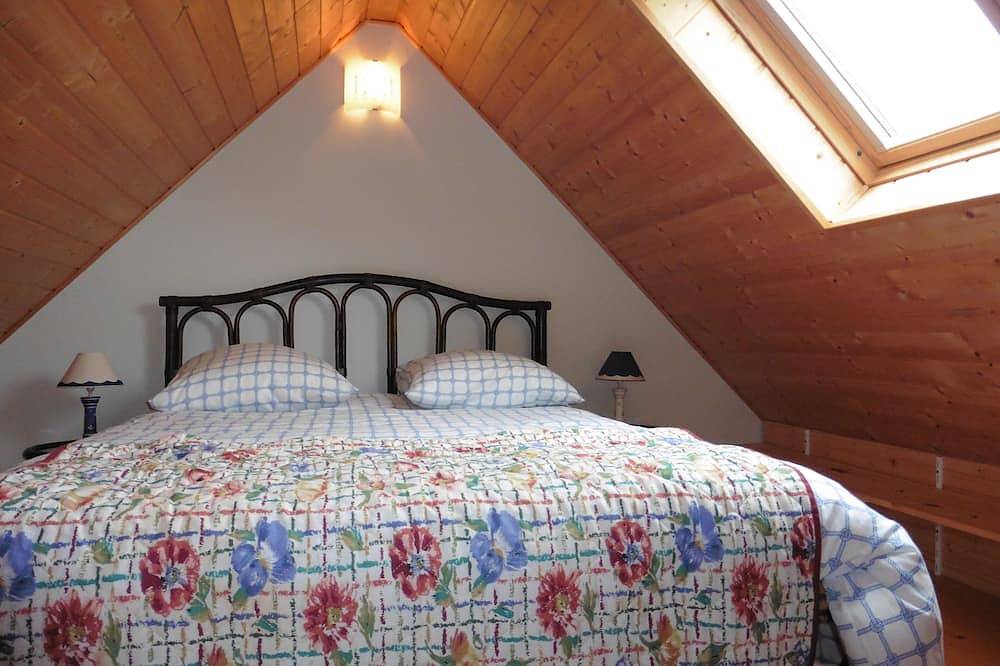 La Mer à pied, maison en bois nichée dans la verdure. in Roscanvel, Région de Châteaulin