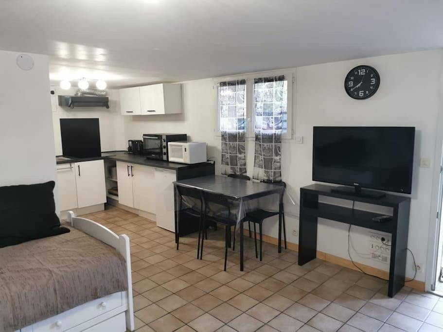 Appartement entier, One-Bedroom Apartment in Joué-lès-Tours, Région de Tours