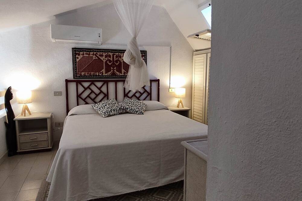 Villa with garden surrounded by greenery a stone's throw from the sea in Santa Margherita di Pula, Pula region