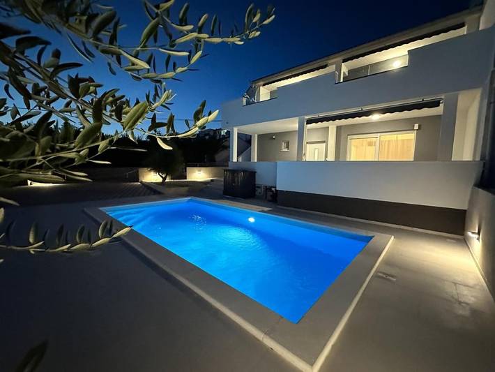 Villa voor 12 personen, with tuin and uitzicht as well as zwembad in Novalja