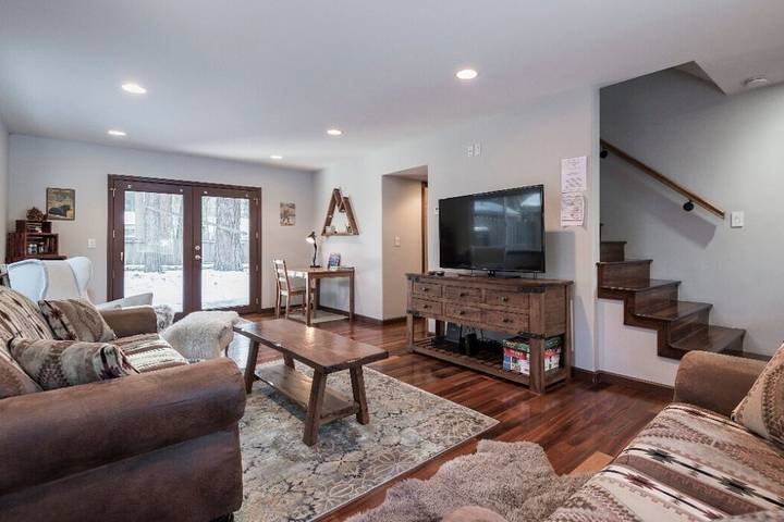 Log cabin for 6 people, with hot tub and terrace as well as yard in South Lake Tahoe