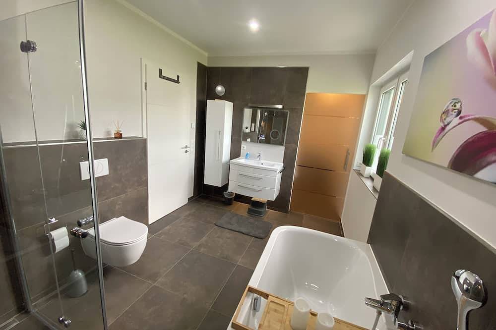 8P Ferienhaus ,,Seegelblick\" in erster Seereihe mit Sauna, Kamin & Wallbox in Pouch, Muldestausee