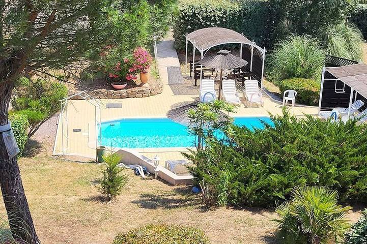 Maison de vacances pour 4 personnes, avec terrasse ainsi que piscine et jardin à Montauroux