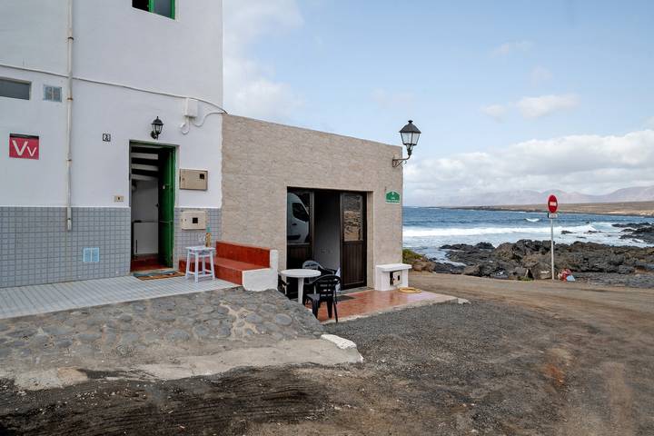 Vacation Home 'Dangminzheng' with Mountain View and Wi-Fi in Caleta de Caballo, Teguise