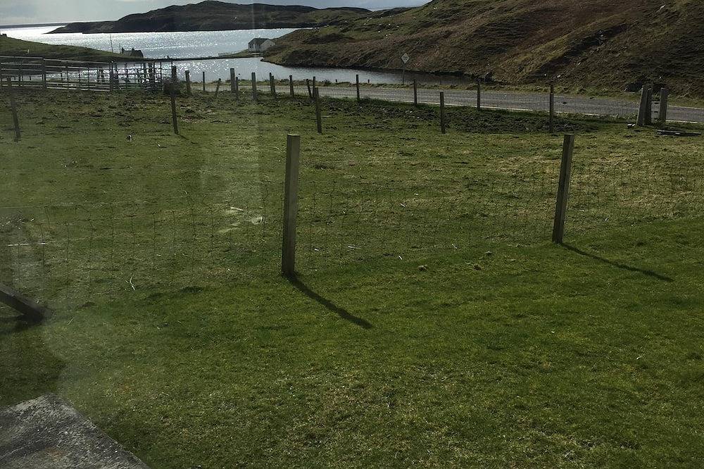 Harris White Cottage Sea & Blick auf Loch von der traditionellen modernen Landhaus in Lewis and Harris, Äußere Hebriden