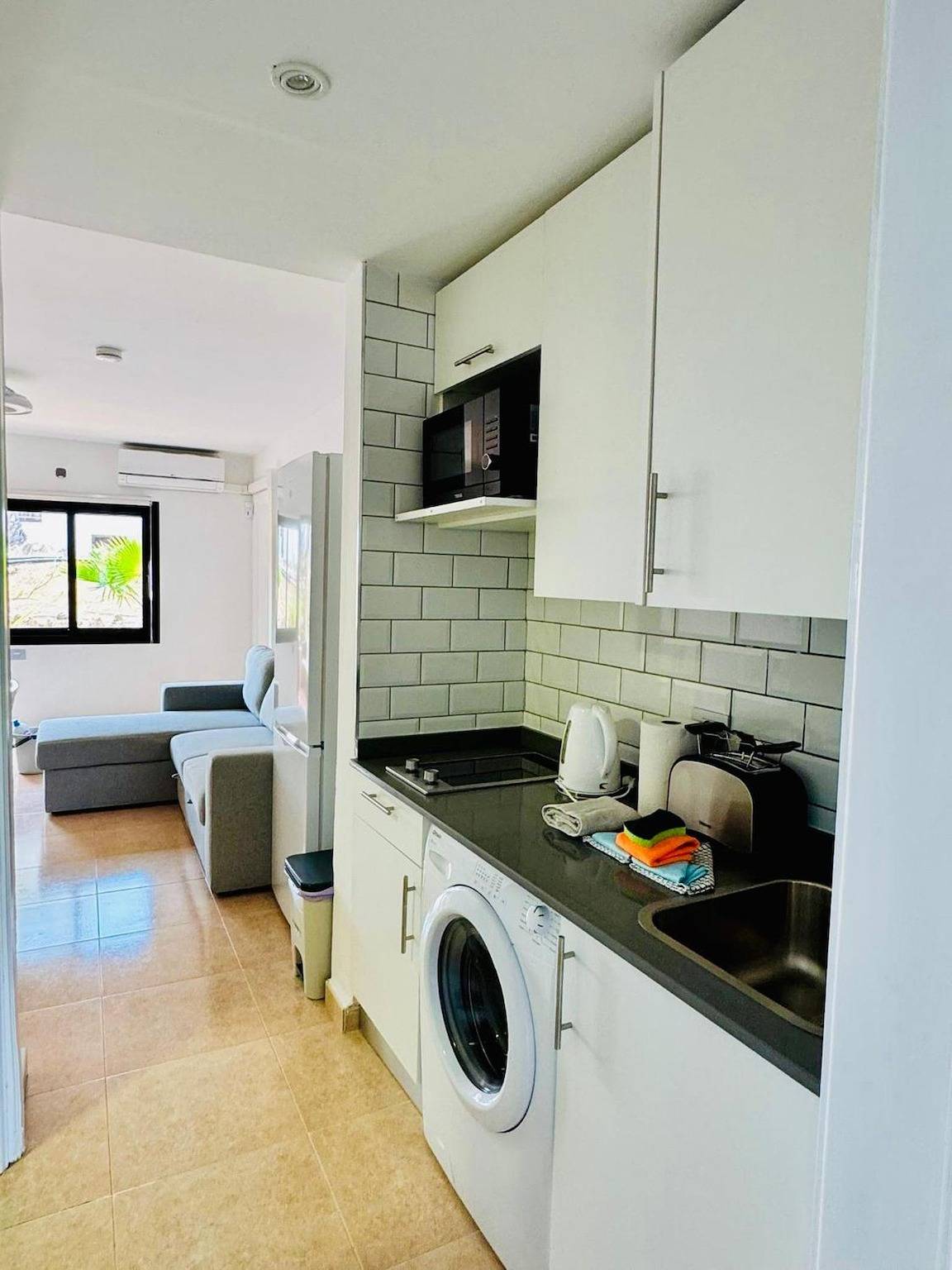 Apartamento entero, Vacaciones 'Oasis Soleado' con piscina compartida, Wi-Fi y aire acondicionado in Corralejo, La Oliva