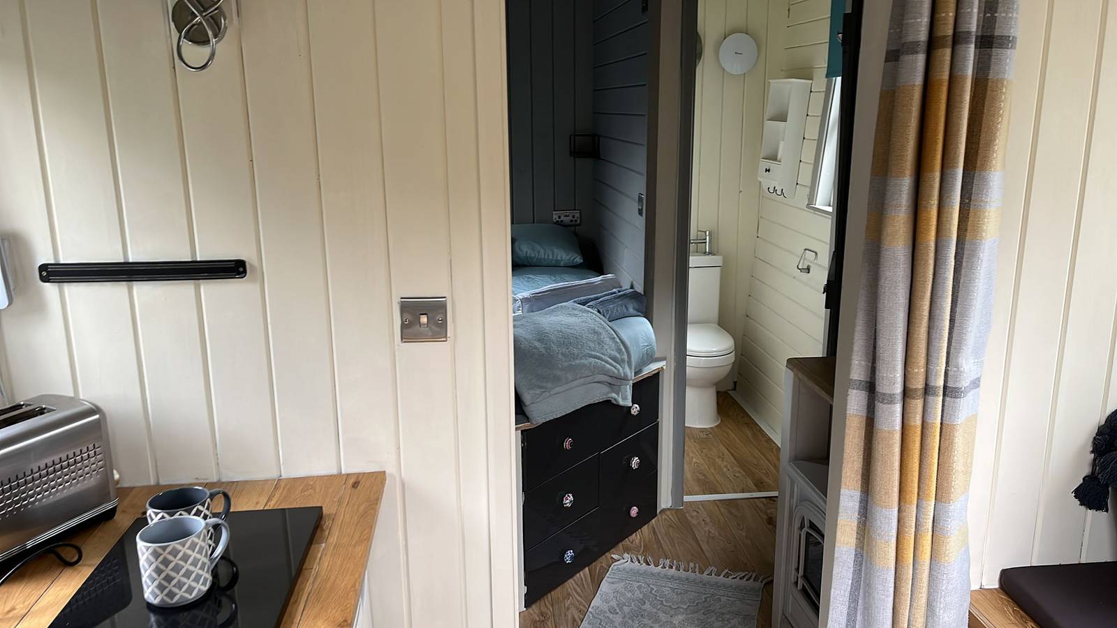 Cabin - Sleeps 2 hot tub & parking in Powys