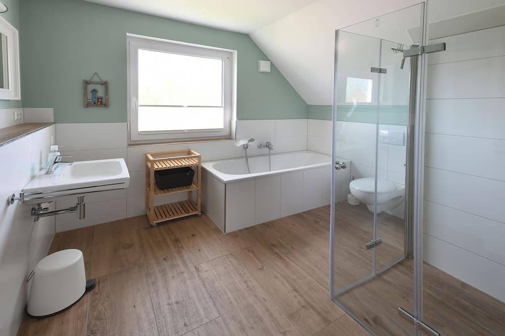 Ferienhaus exklusiv in Strandnähe, Sauna,Kamin, familienfreundlich,Wlan,Garten in Wiek, Rügen