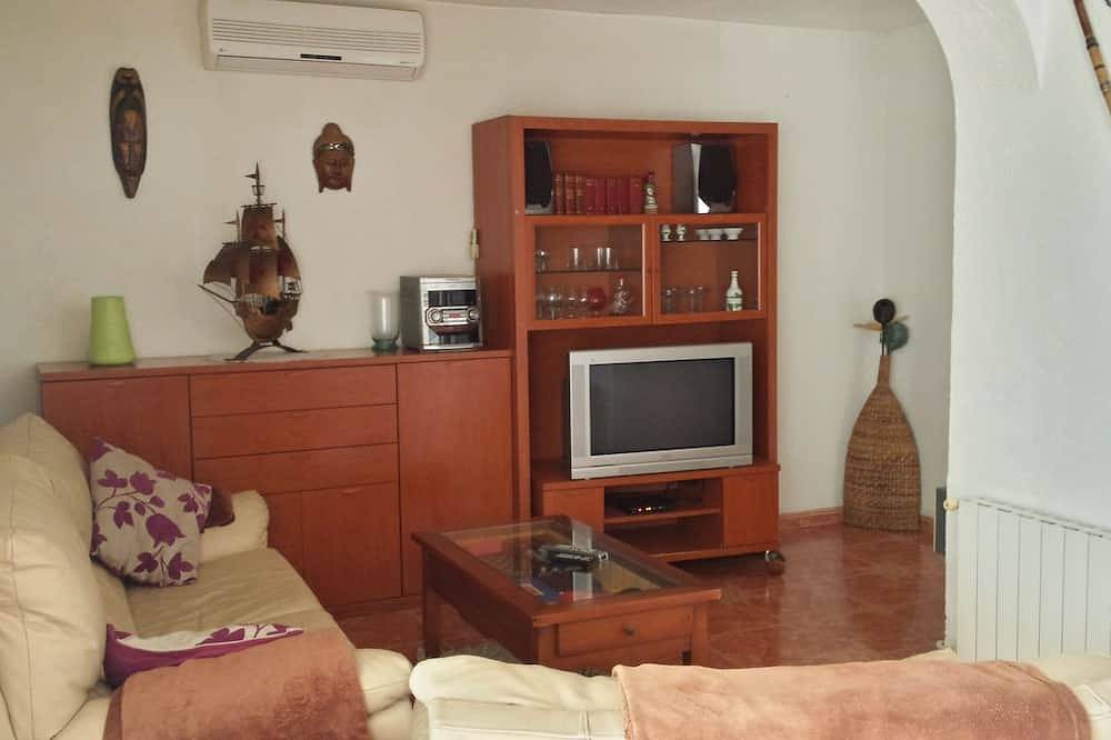 Villa Cunit mainstreet with private pool 500m beach and near Barcelona (train) in Cunit, Costa Dorada