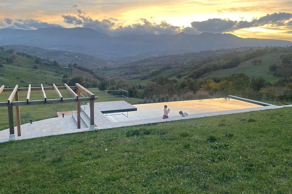 Italian Villa with private pool and spectacular views in Gualdo, Parco nazionale dei Monti Sibillini