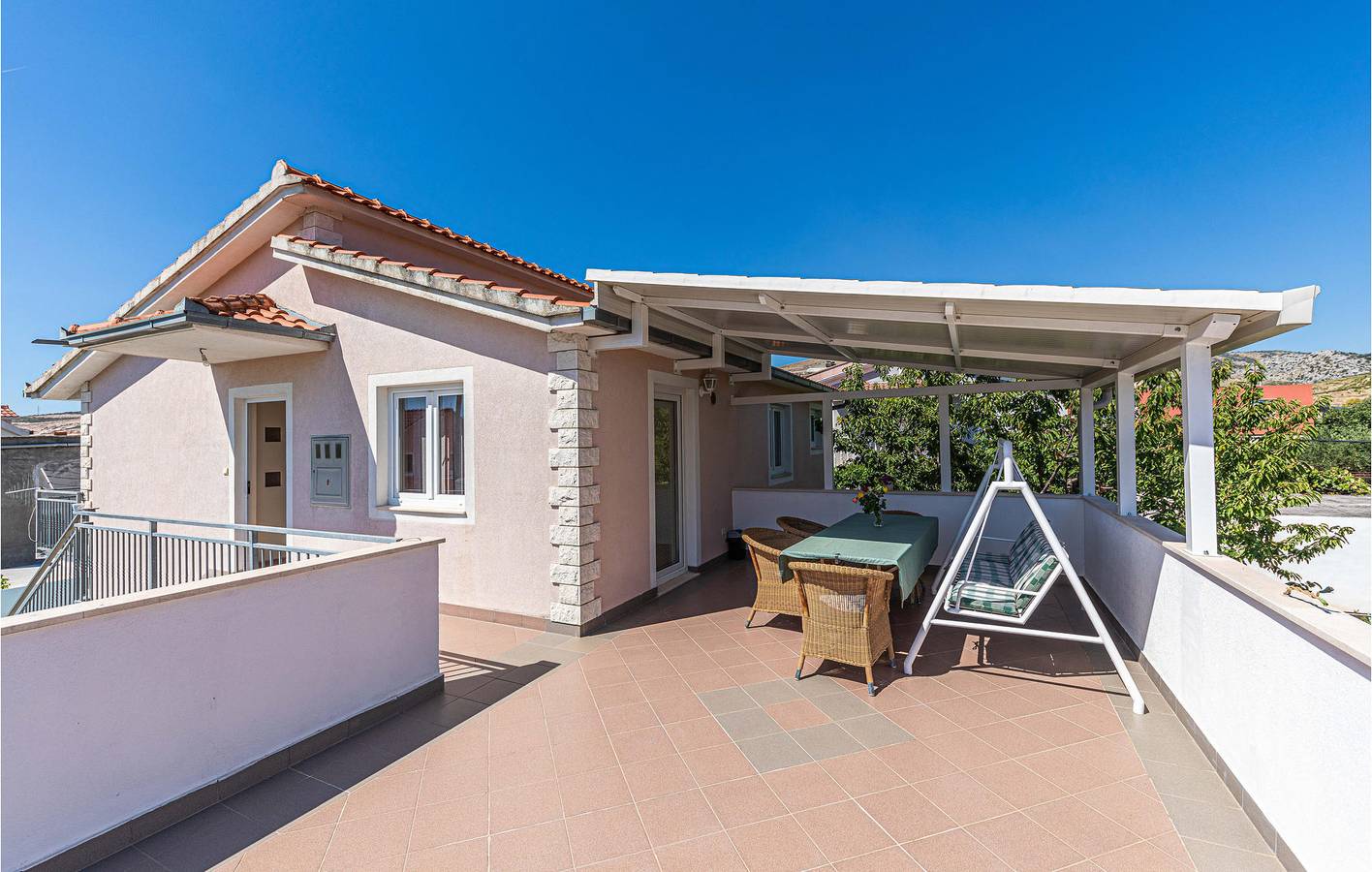 Ganze Ferienwohnung, Urlaub am Meer: Moderne 1-Zimmer-Wohnung mit Pool und Terrasse in Plano (Kroatische Adria), Split-Dalmatien