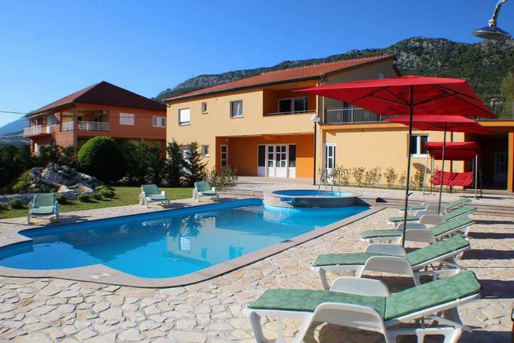 Ferieudlejning for 14 personer, med jacuzzi og have såvel som terrasse og sauna i Makarska Riviera