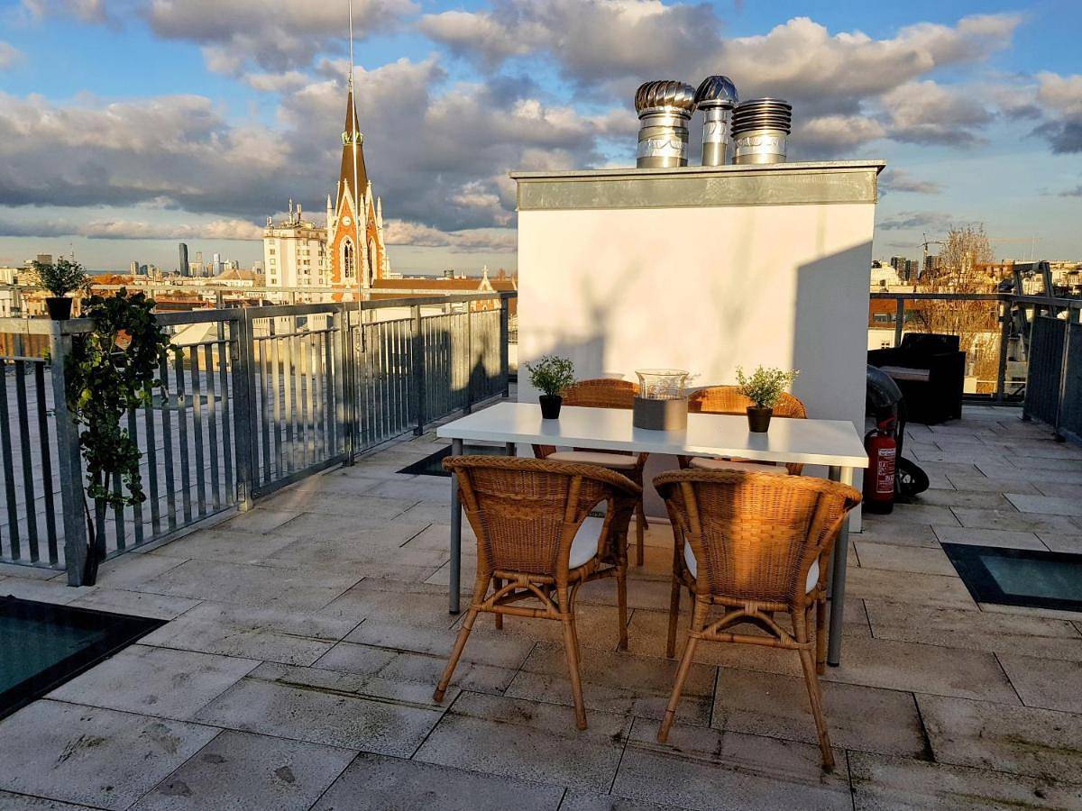 Ganze Wohnung, Two-Bedroom Apartment with Terrace in Wieden (Wien Bundesland), Wien