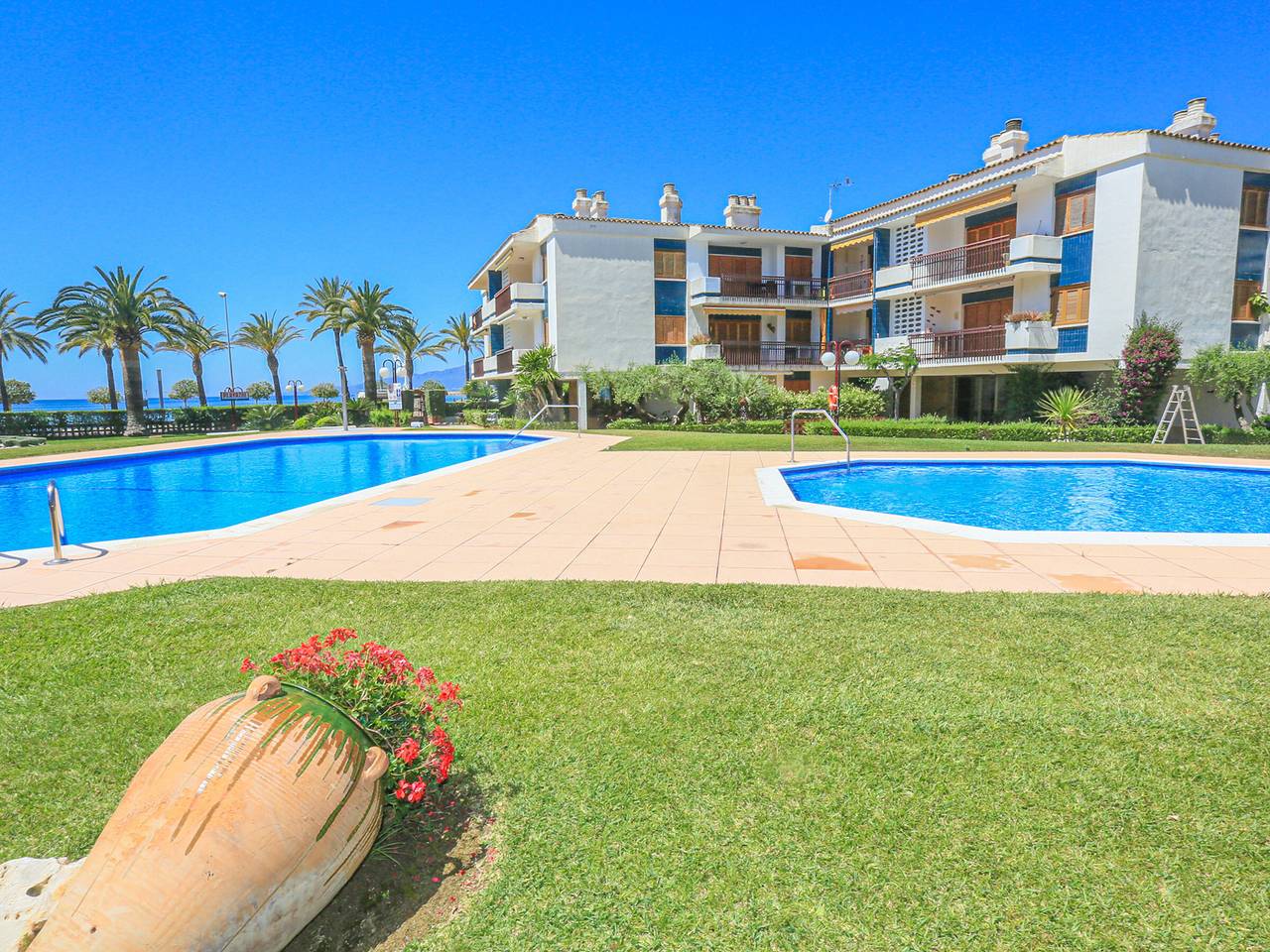 Entire apartment, Beachfront Apartment in Cambrils for 5 with Pool, Terrace & A/C in Cambrils, Costa Dorada