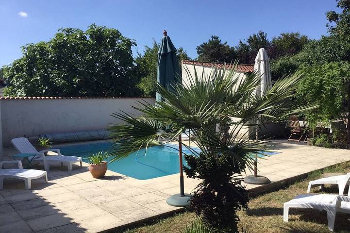 Location de vacances pour 6 personnes, avec terrasse et jardin à La Jonchère