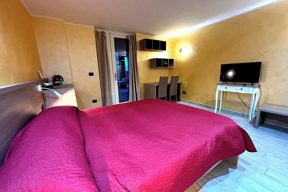 \"Moscato\" room in the Langhe hills, overlooking Alba in Rodello, Langhe