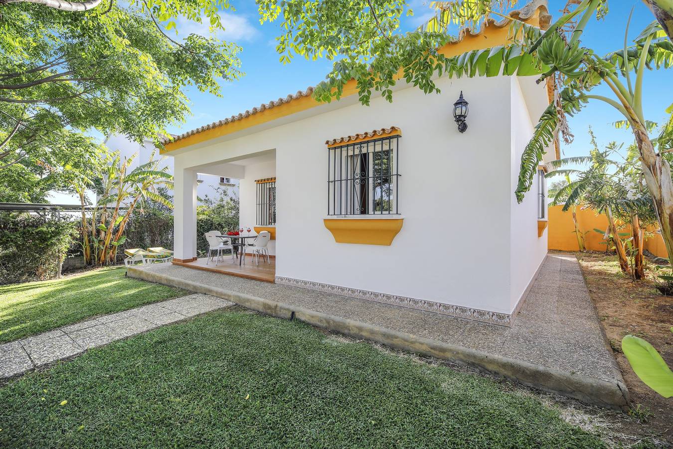 Casa de vacaciones 'Los Paraisos 2' con Wi-Fi, jardín, terraza y piscina compartida in Fuente del Gallo, Conil de la Frontera