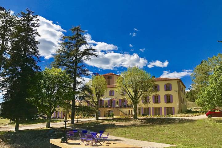 Gîte pour 4 personnes, avec Jacuzzi ainsi que Terrasse et Jardin à Ferrassières