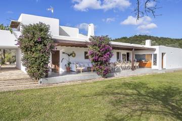 Villa in Santa Eulària des Riu, East Ibiza für 24 