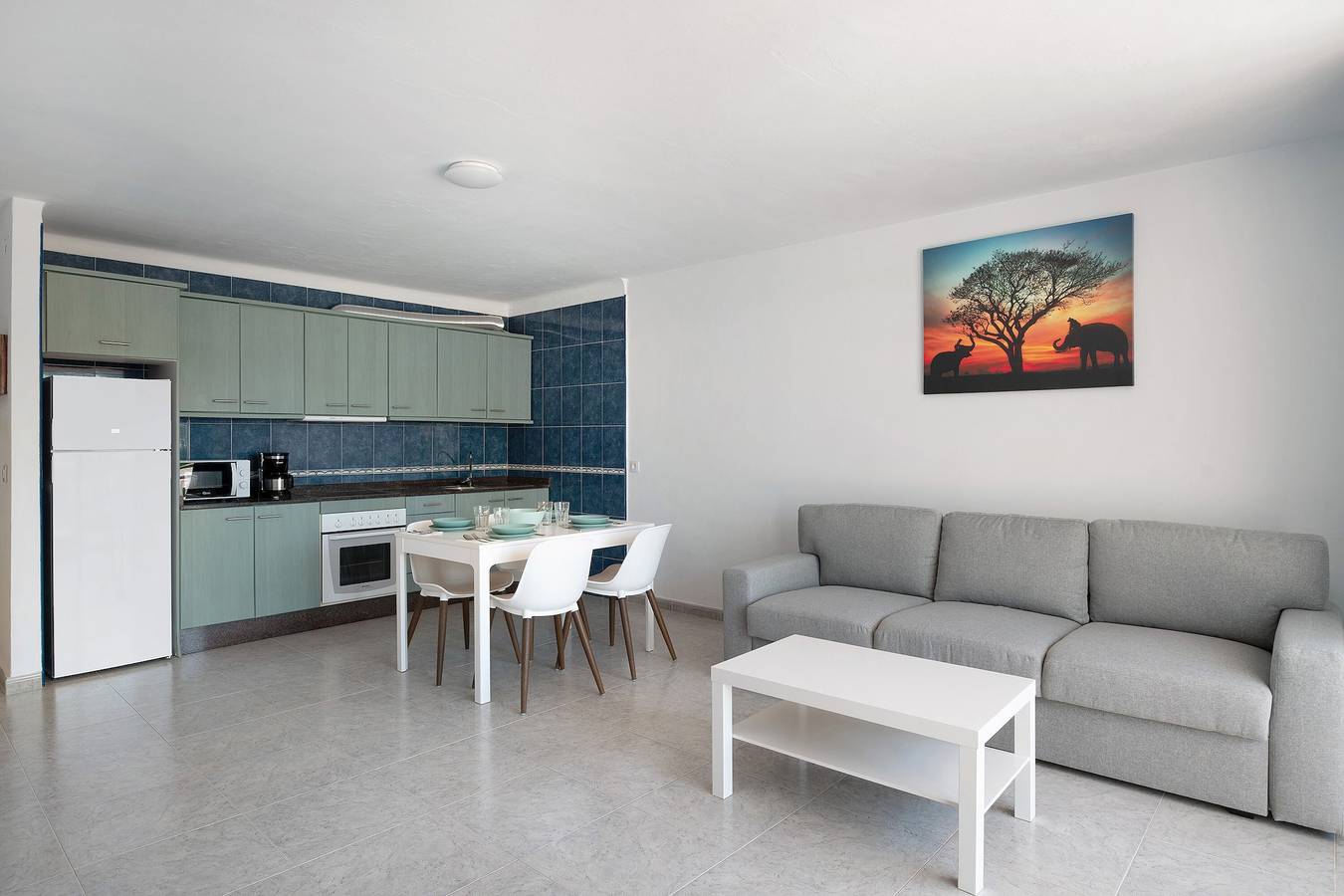 Entire apartment, Vacation Home 'Apartamento A 1 Minuto De Playa' with Shared Pool, Private Terrace and Shared Garden in Puerto del Carmen, Tías