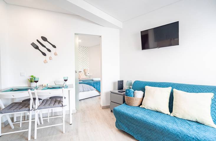 Appartement entier, Appartement 'Tiny Dream' avec vue sur la montagne, piscine partagée et Wi-Fi in Praia da Rocha, Portimão