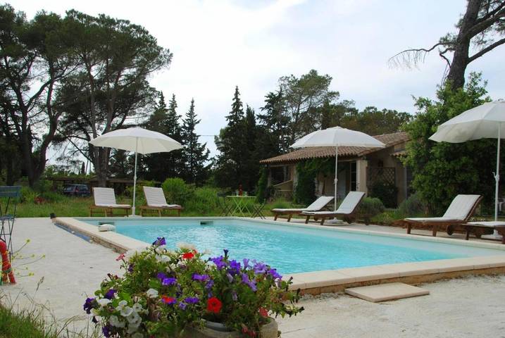 Maison d’hôte pour 2 personnes, avec terrasse et jardin ainsi que piscine et vue