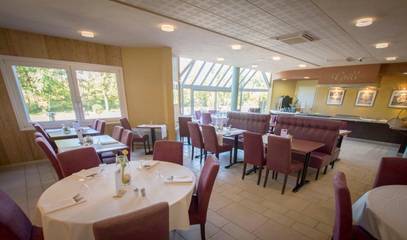 Hôtel pour 2 personnes, avec terrasse, animaux acceptés à Arbois (homonymie)