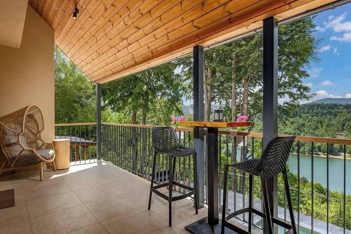 Alleinstehendes Ferienhaus mit Whirlpool, privatem Pool,  W-Lan, Tv, Innenhof, Haustiere erlaubt in Fuzine, Primorje-Gorski Kotar