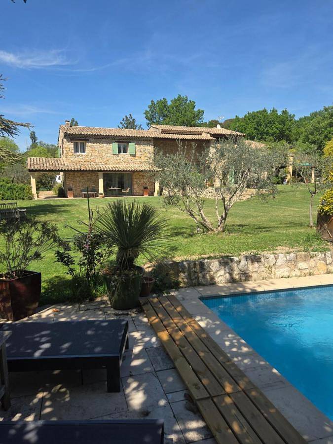 Location de vacances pour 3 personnes, avec sauna et jardin ainsi que jacuzzi et piscine à Saint-Cannat - 2