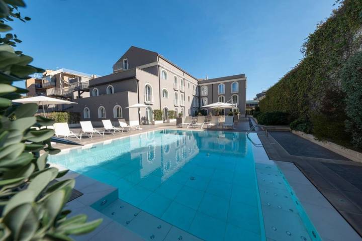 Hotel für 4 Personen, mit Balkon und Terrasse sowie Pool