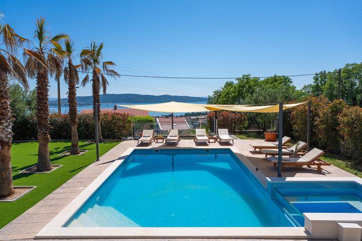 Ferienhaus für 9 Personen, mit Balkon/Terrasse und Meerblick sowie Garten und Pool in Kastel Sucurac