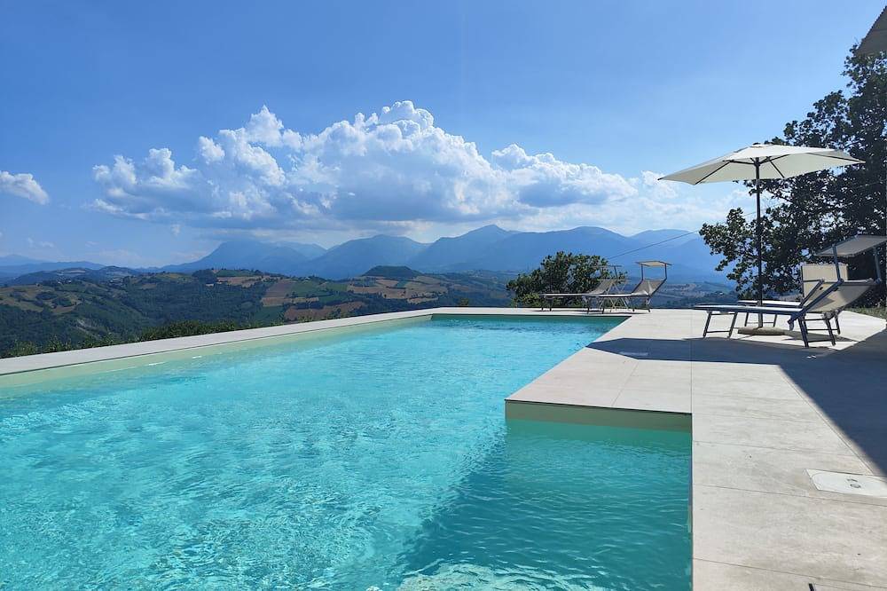 Graziesole Farmhouse whole house exclusively, facing the Sibillini Mountains in Penna San Giovanni, Macerata Provinz