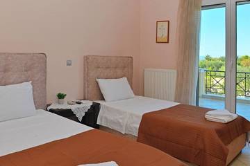 Villa for 15 People in Aegina City, Aegina, Photo 1