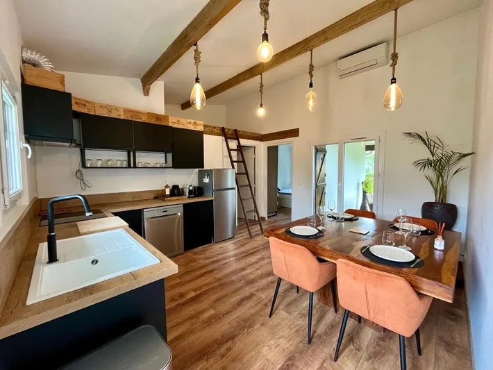 Casa de vacaciones para 4 personas, con vistas además de jardín y piscina - 1