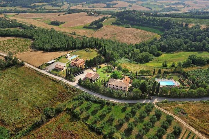Agriturismo per 4 persone, con giardino e idromassaggio nonché piscina in Peccioli
