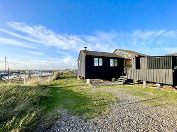 Hut for 2 People in Waveney District, Suffolk, Photo 1
