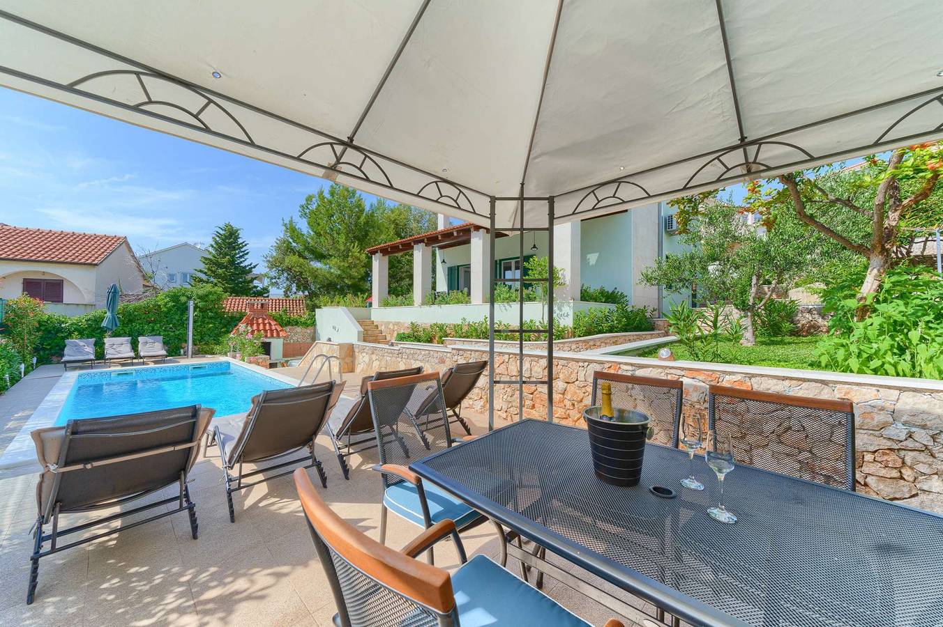 Ferienhaus Ariana - schönes Ferienhaus mit Pool in Strandnähe in Razanj, Šibenik-Knin