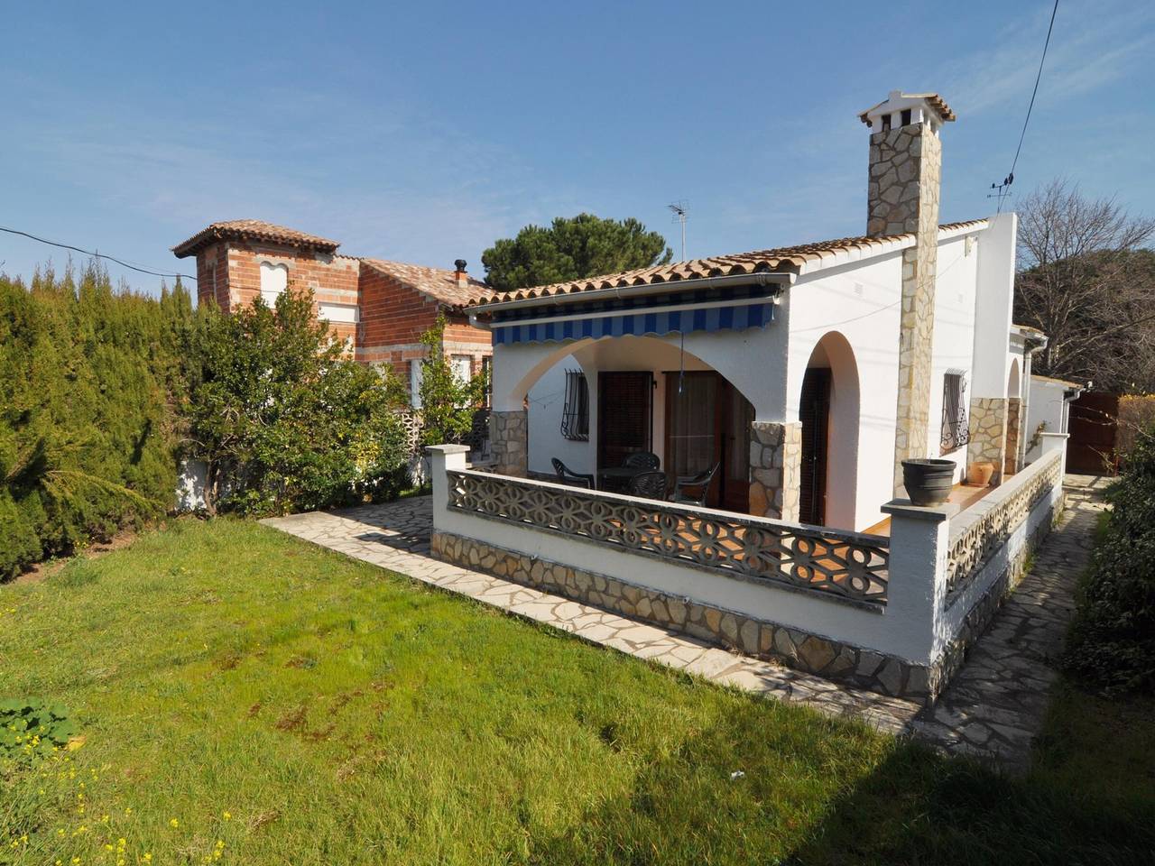 Ruhiges Haus mit großem Garten, Wlan & nur 200m vom Strand in Riells in l'Escala, Oberampurien