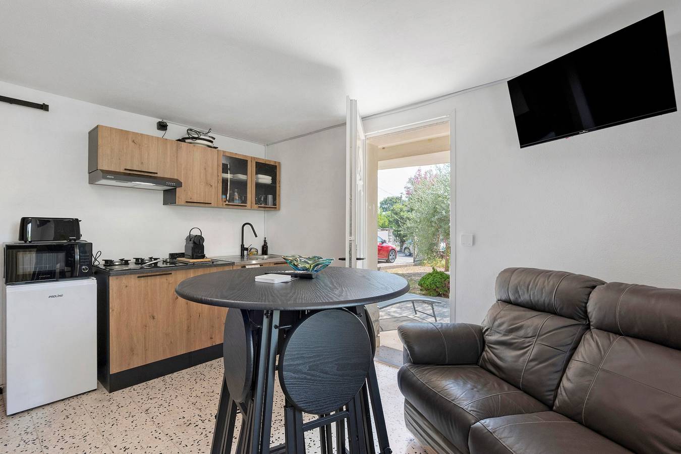Estudio entero, Estudio «Les Iris» con terraza compartida, jardín común y Wi-Fi in Pont-Saint-Esprit, Region de Nimes