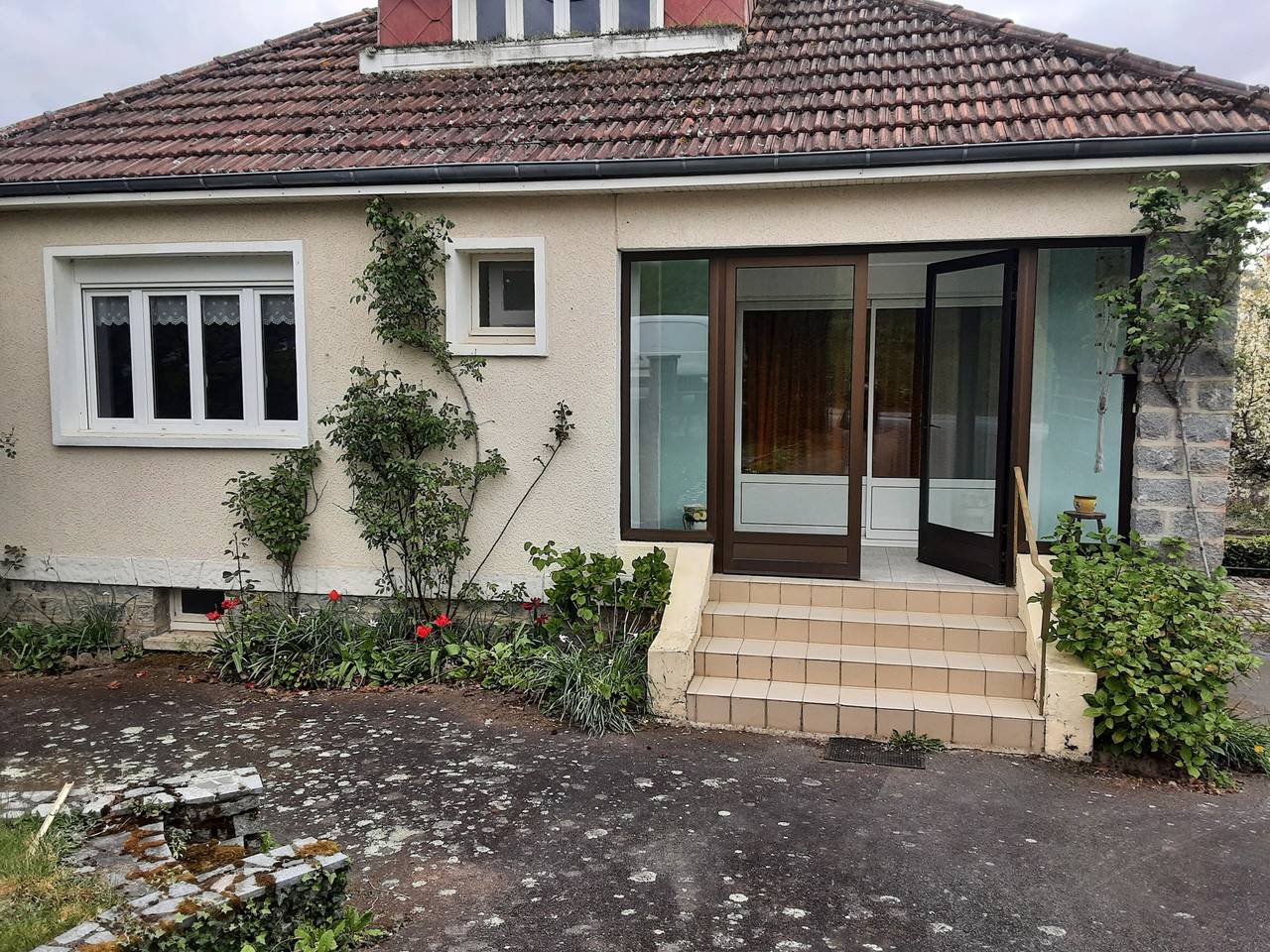 Maison de vacances 'Petite Maison Familiale' avec terrasse partagée, jardin privé et balcon in Guéret, Région de Guéret