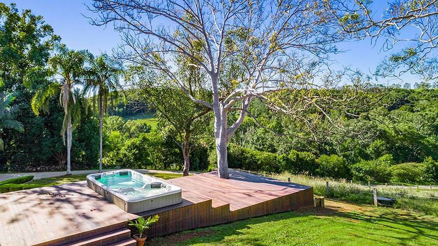 Holiday home for 12 people, with hot tub and terrace as well as garden in New South Wales