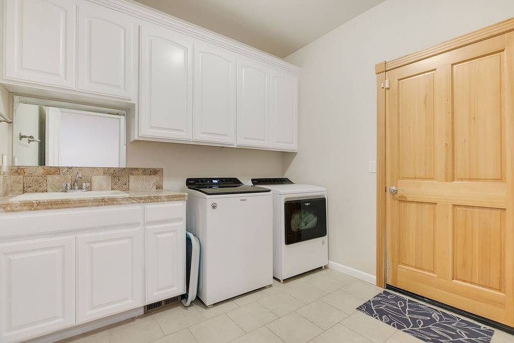 Spacious 1 Level Sisters Home - Walk to Downtown in Sisters, Black Butte Ranch