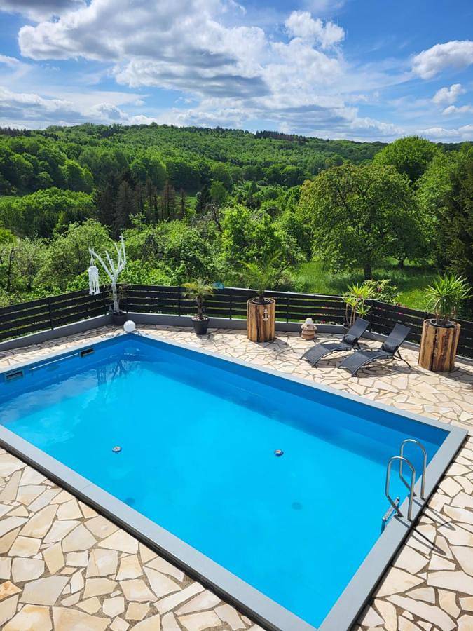 Appartement de vacances pour 5 personnes, avec piscine ainsi que jardin et vue