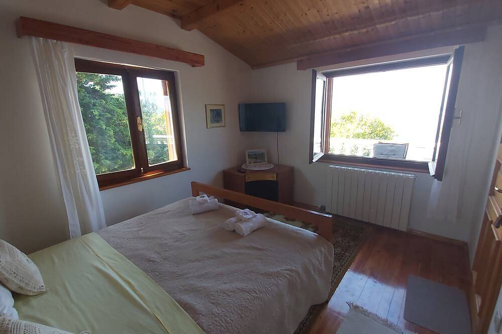 Ganze Wohnung, 2-Zimmer-Ferienwohnung mit Terrasse und Meerblick Merag, Cres in Cres Stadt, Cres