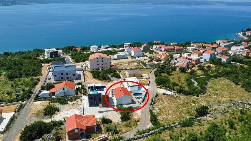 Ferienhaus für 6 Personen, mit Terrasse und Pool in Maslenica