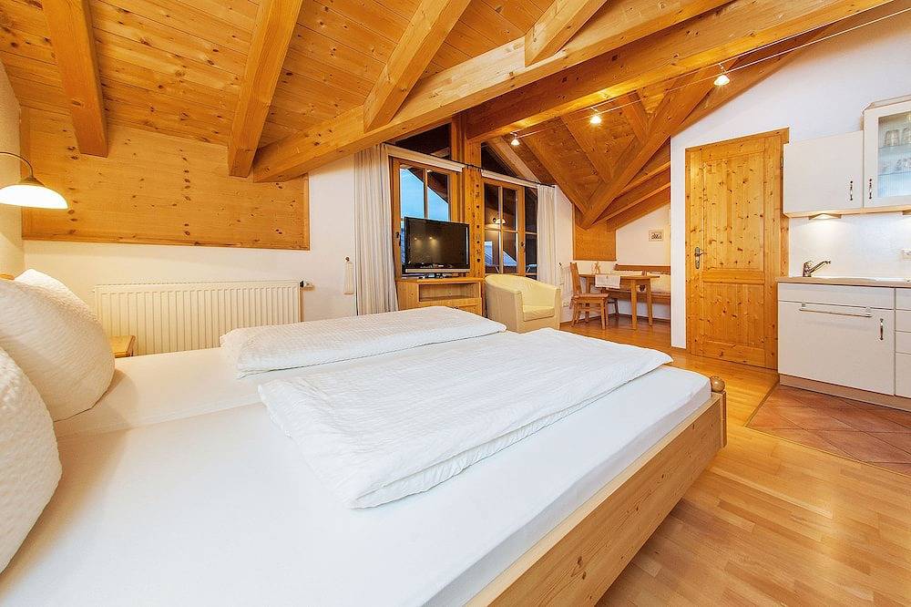 Apartamento entero, (4) Giebelstüberl apartamento de una habitación, unos 30 m², 1-2 personas, sala de estar / dormitorio, cocina americana, balcón in Reit im Winkl, Alpes Bávaros