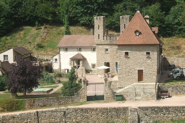 Location de vacances pour 43 personnes, avec balcon et jardin dans Saint-Sernin-du-Bois