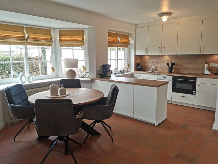 Ganze Wohnung, Ferienwohnung im Erdgeschoss mit eigenen Terrassenzugang im Herzen von Morsum in Sylt-Ost, Sylt (Gemeinde)